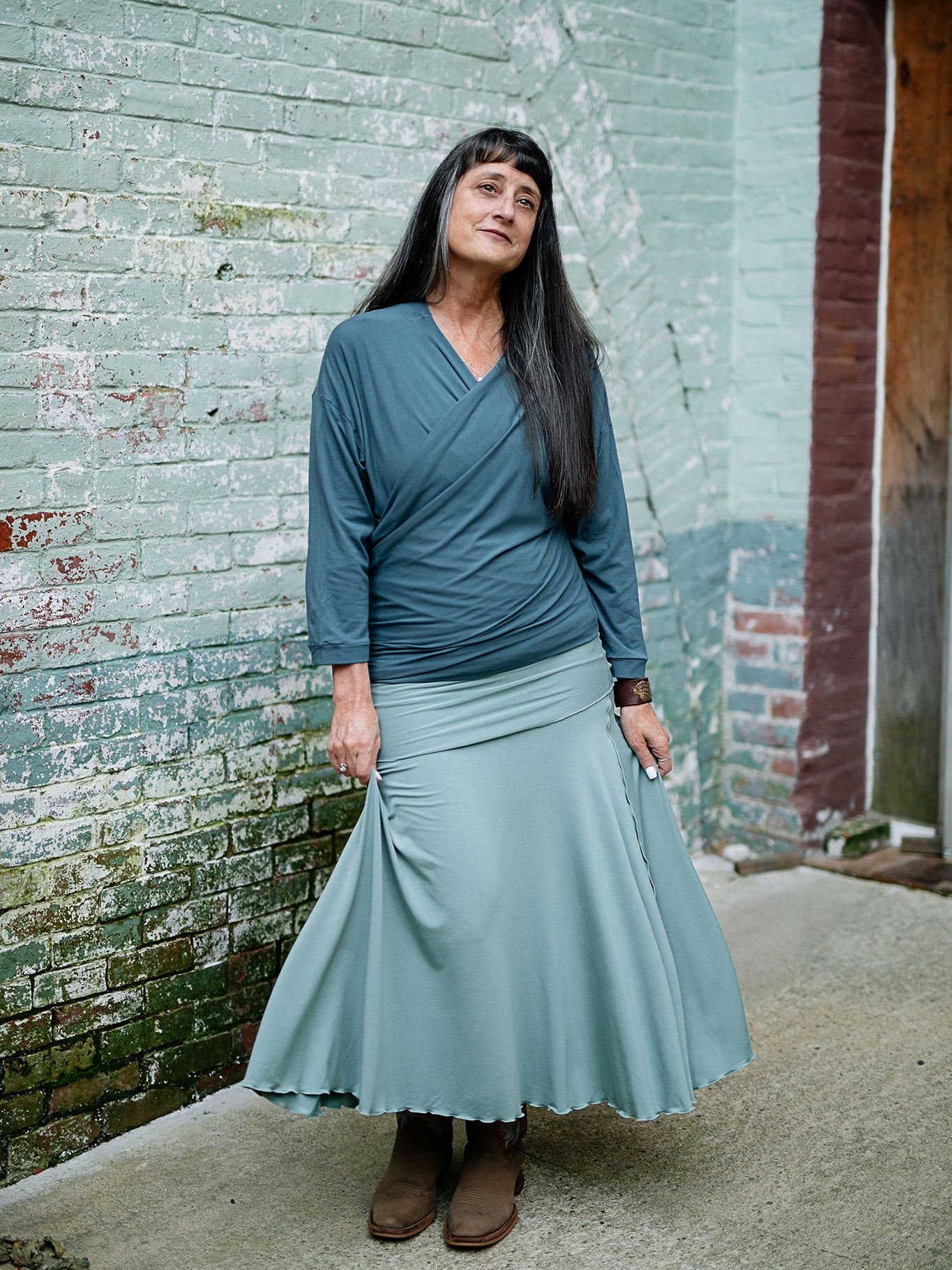 lady flirt in glass as a long skirt with prima jacket in ocean