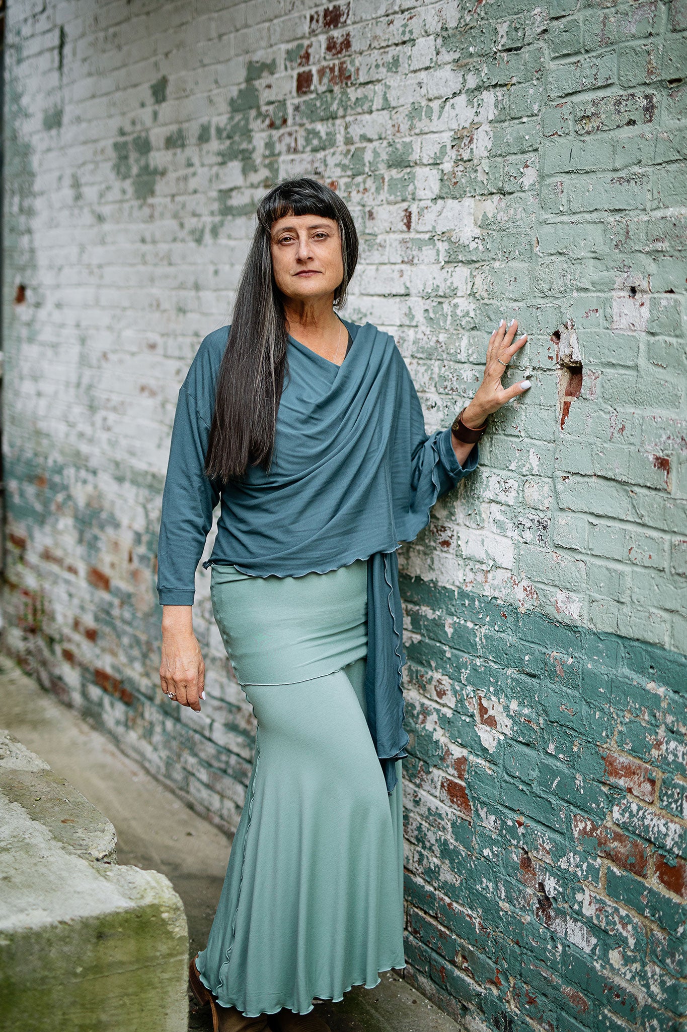 lady flirt in glass as a long skirt with prima jacket in ocean