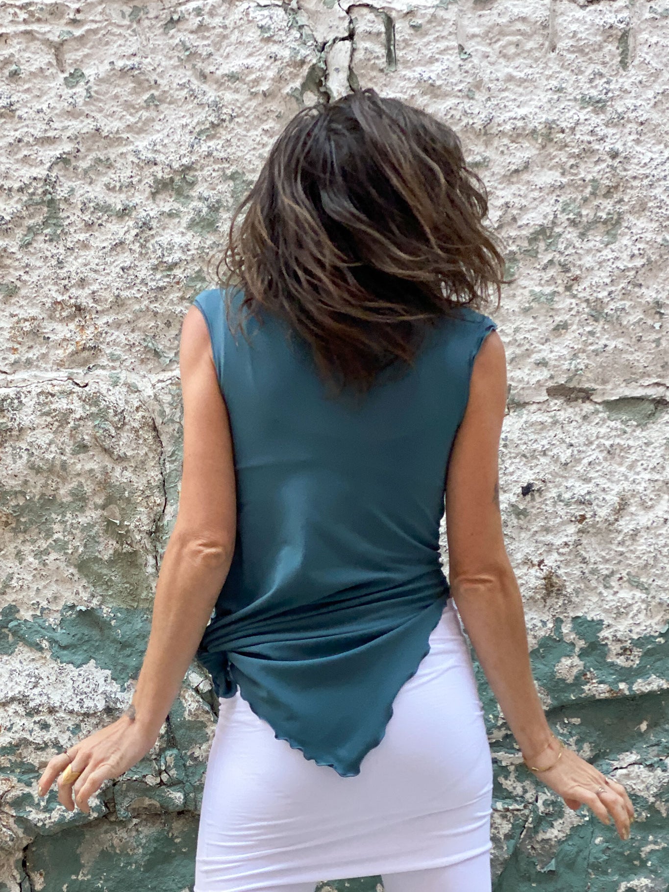 hiker convertible short in white with doublet in ocean