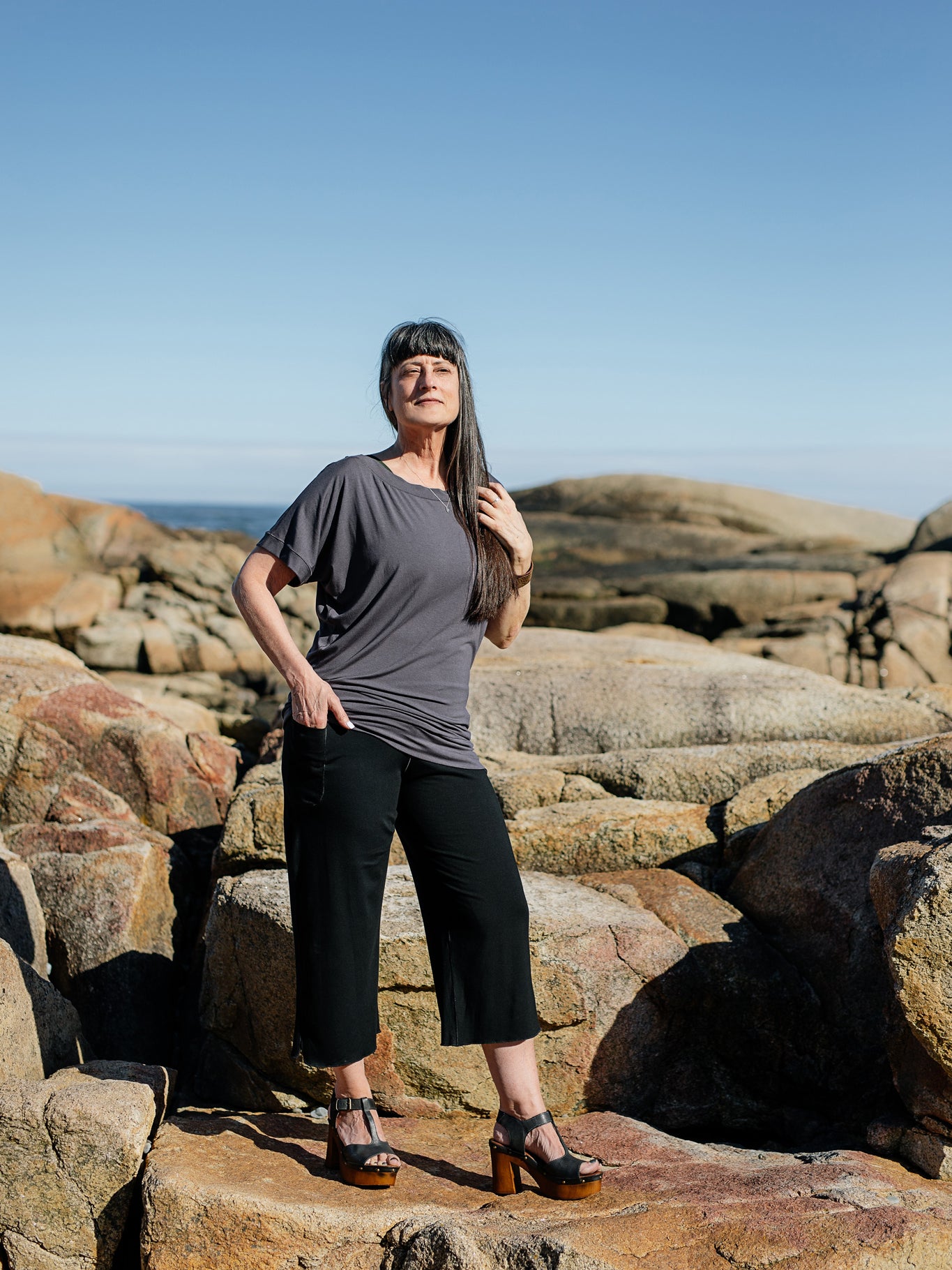 suger® flash off shoulder top in carbon paired with black kick