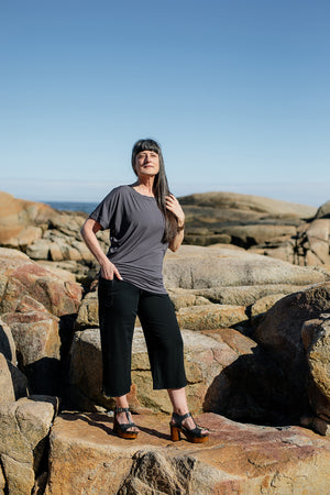 suger® flash off shoulder top in carbon paired with black kick