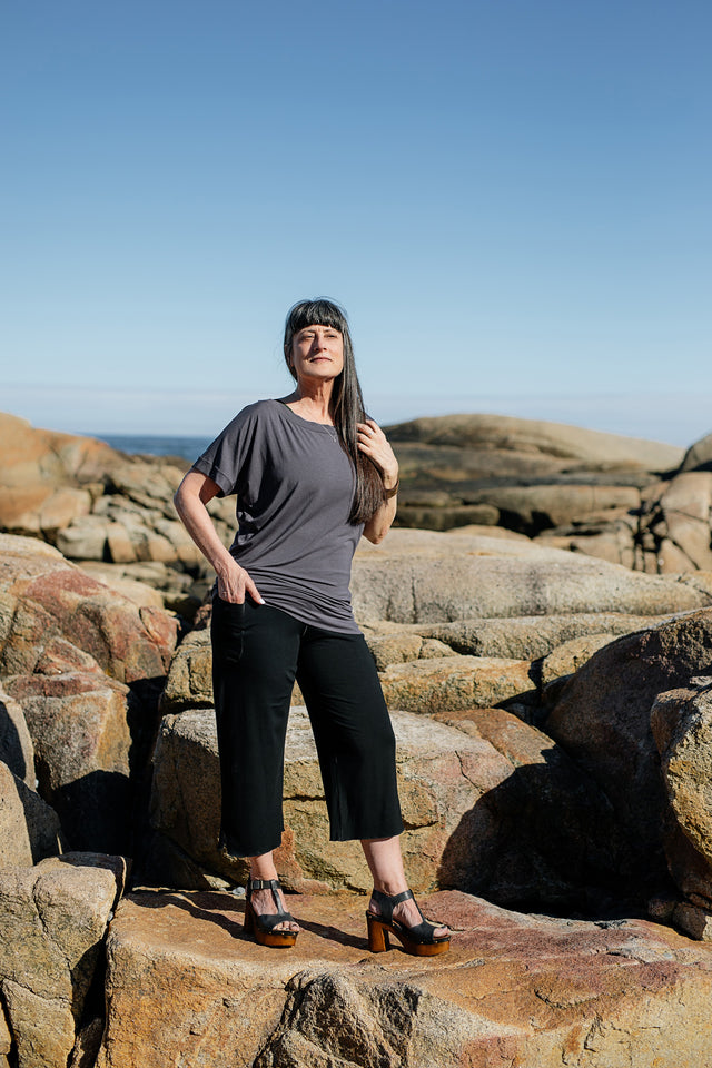 suger® flash off shoulder top in carbon paired with black kick