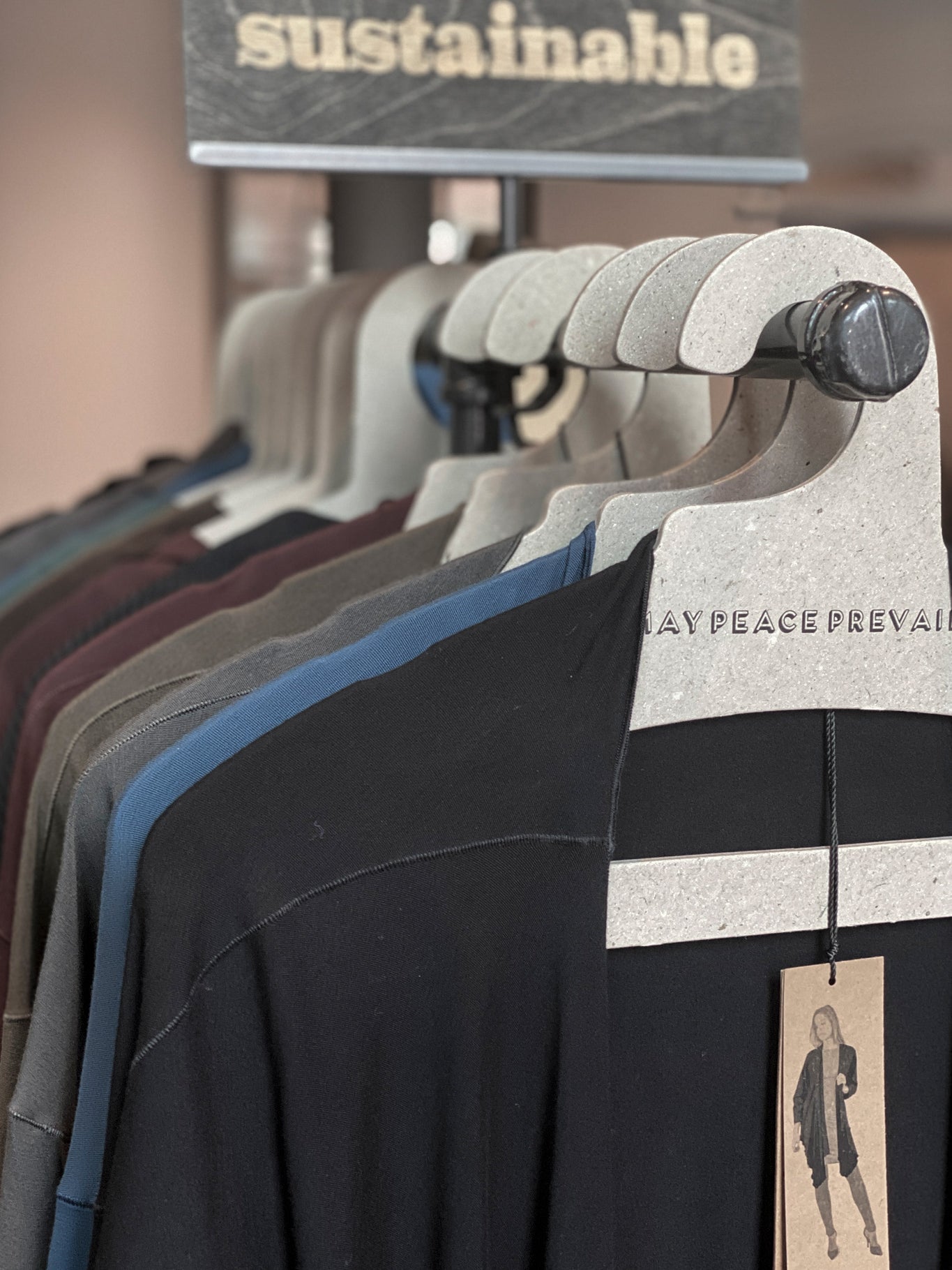 Perchas de cartón reciclado con la palabra paz