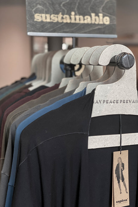 cintres en carton recyclé pour la paix