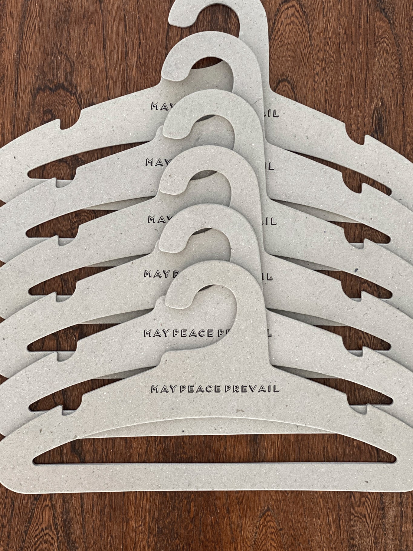 Perchas de cartón reciclado con la palabra paz