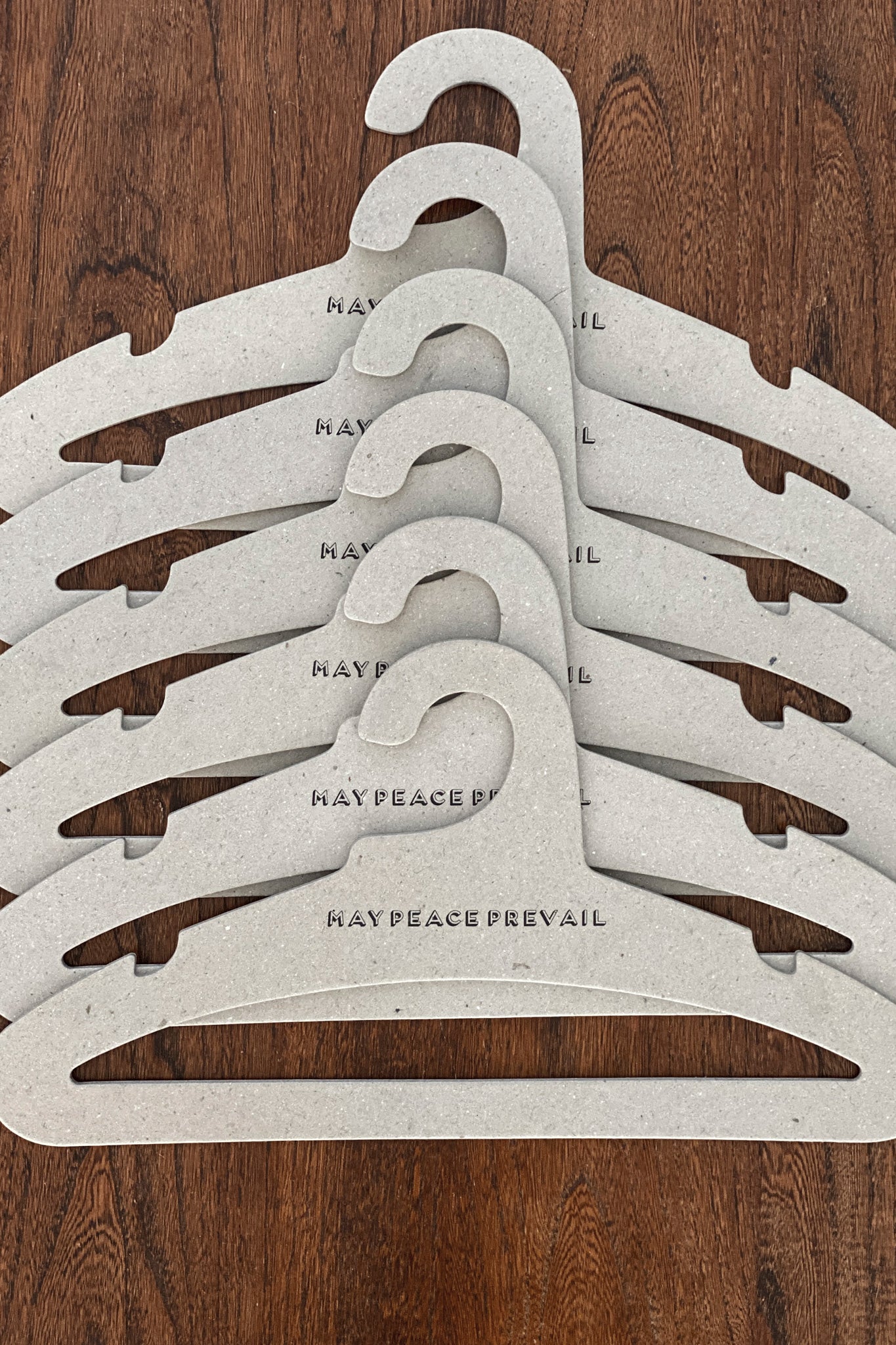Perchas de cartón reciclado con la palabra paz