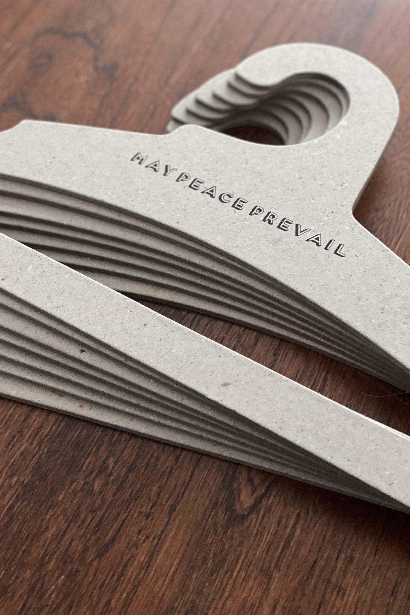 Perchas de cartón reciclado con la palabra paz