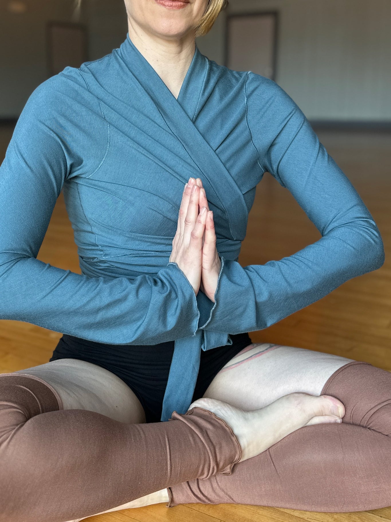 suger® rappa jacket in ocean styled over black pinup