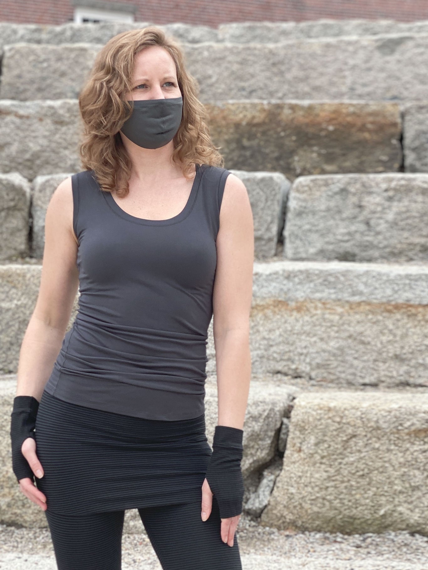 hiker in subtle black with core tank in carbon and driver gloves in subtle black