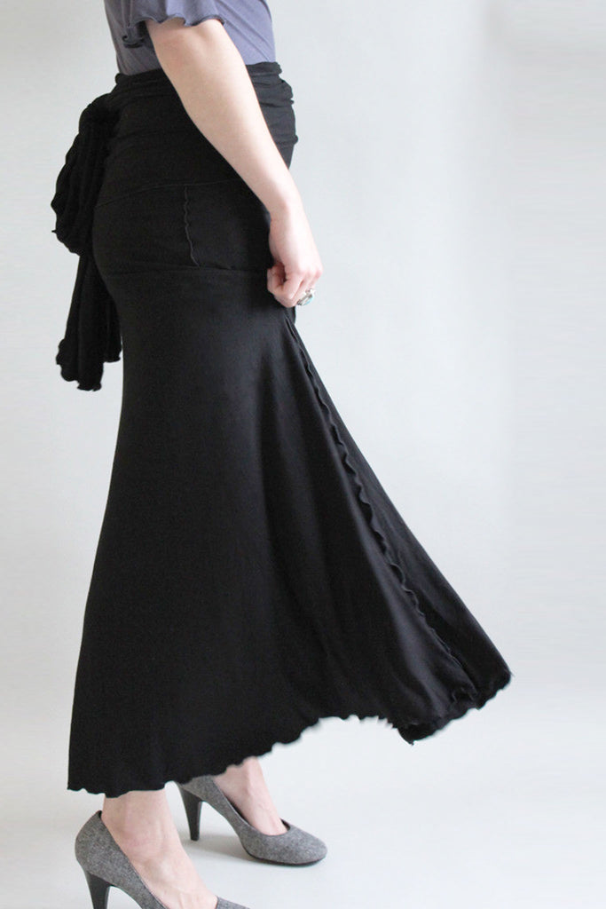 lady wrap as a skirt in black bamboo