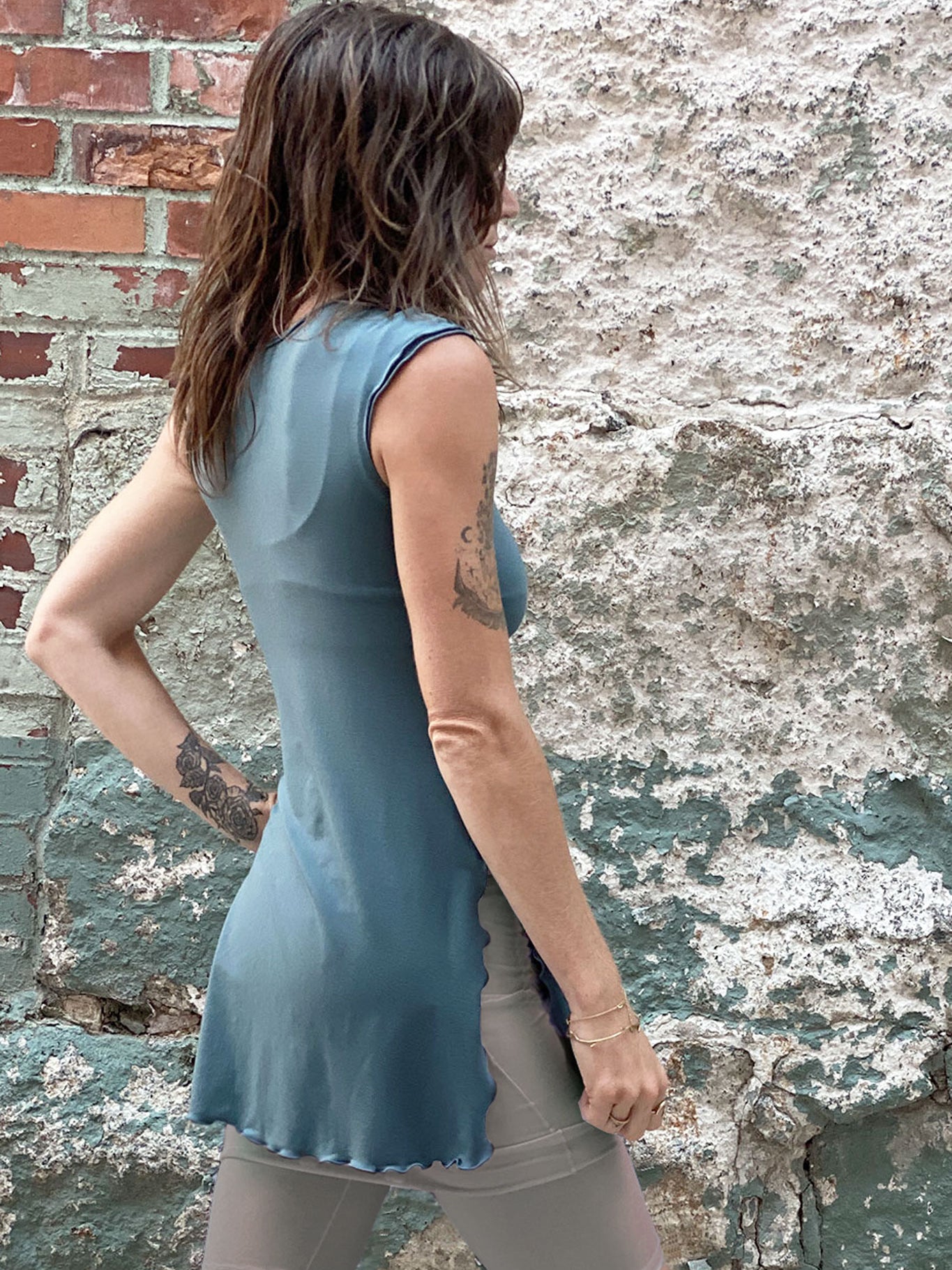 hiker convertible short in clay with doublet top in ocean