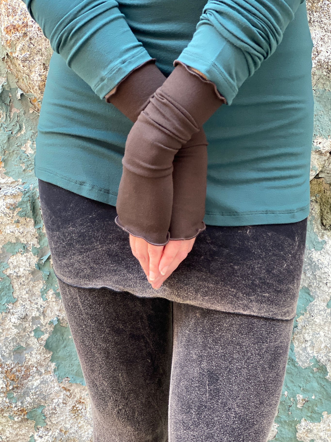 aria fingerless glove in peat