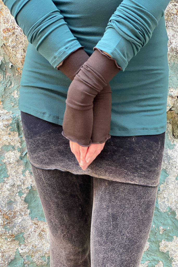 aria fingerless glove in peat