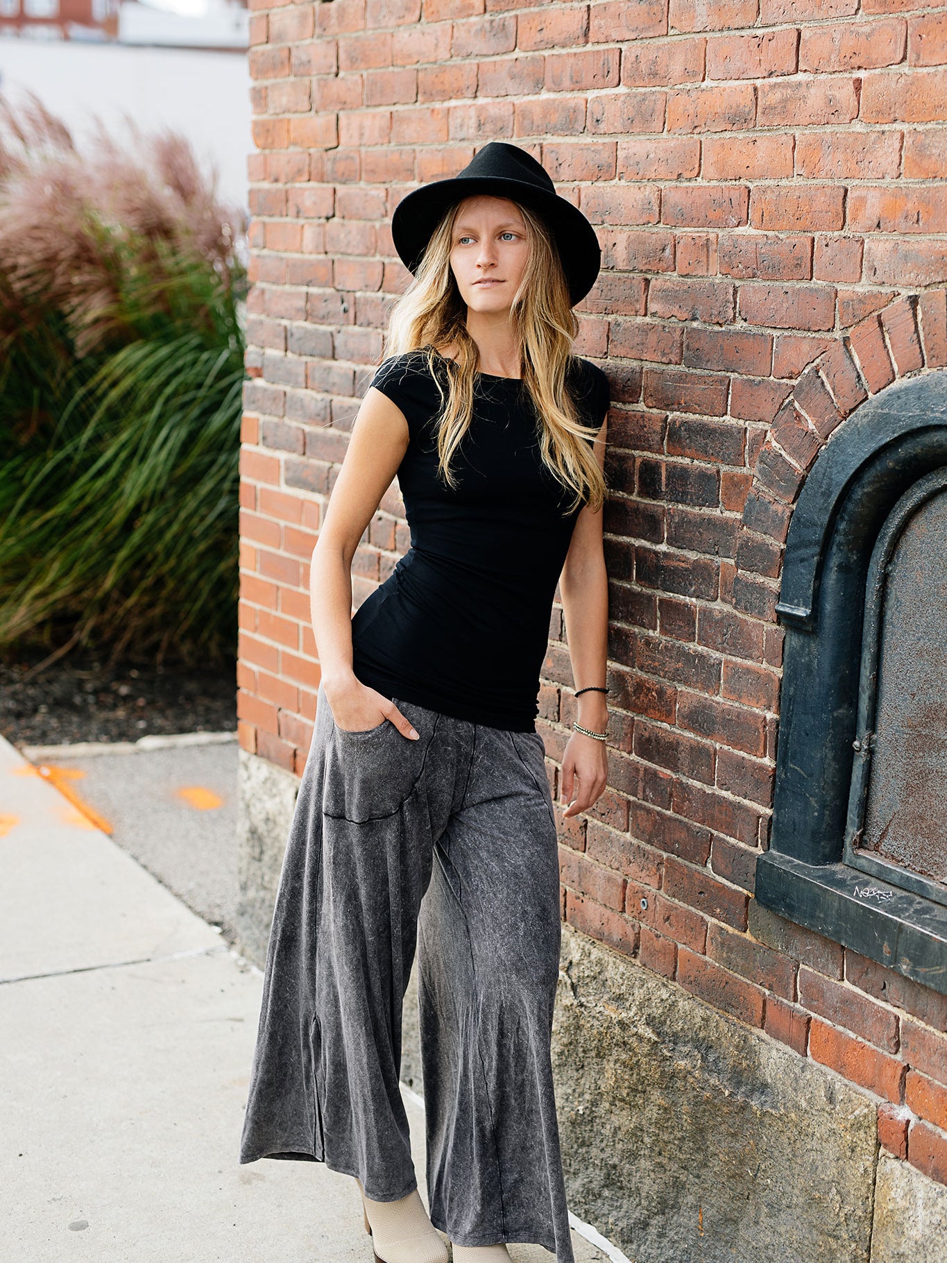 harlow elegant convertible wide leg pant in mineral with black wing t