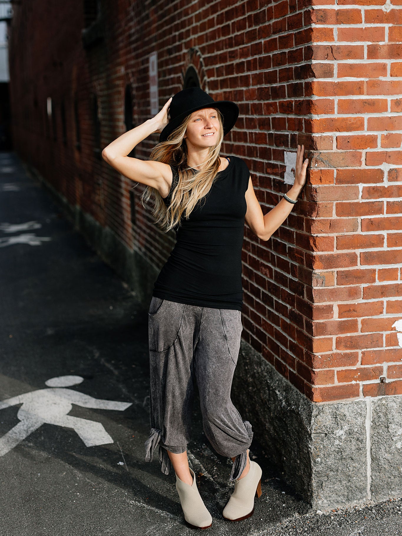 harlow elegant convertible wide leg pant in mineral with leg slits tied