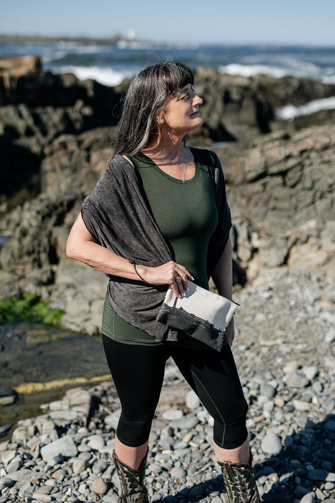 angelrox® shawl airy elegance in mineral paired with fir core + black capri