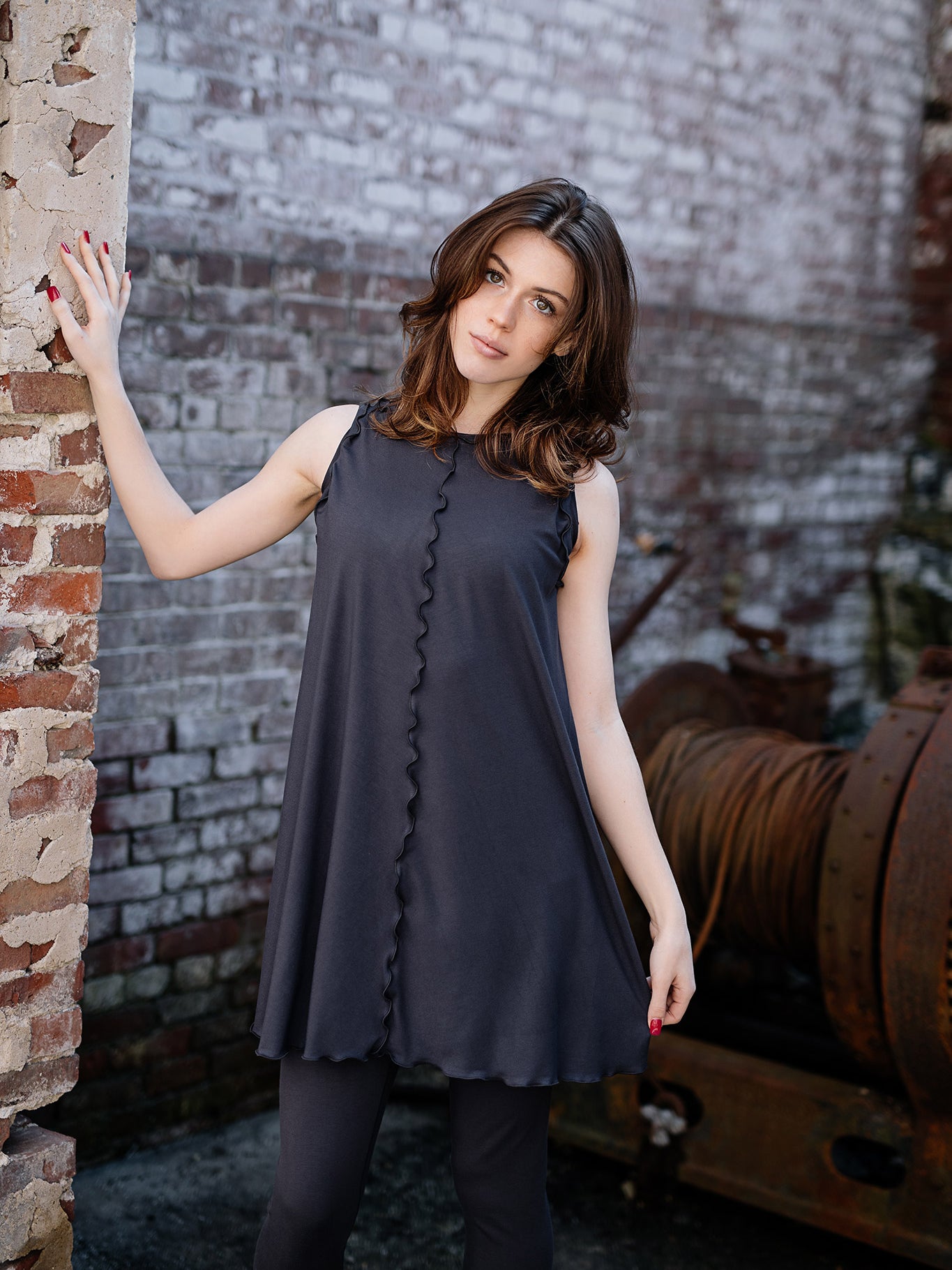 capri base legging in carbon with shift tunic tank in carbon