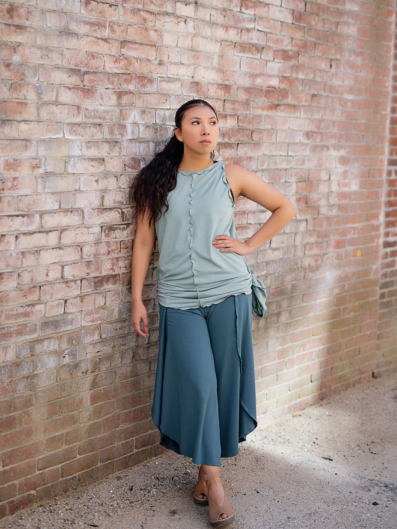petal pant in ocean paired with shift tank in glass worn reversed and gathered with a tshirt knot