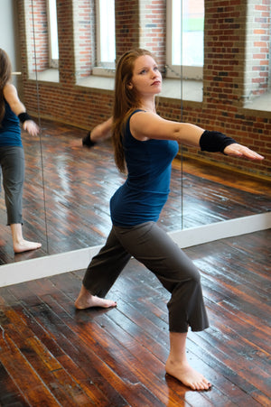 the kick is the perfect yoga pant. shown here in iron + paired with a lagoon core tank