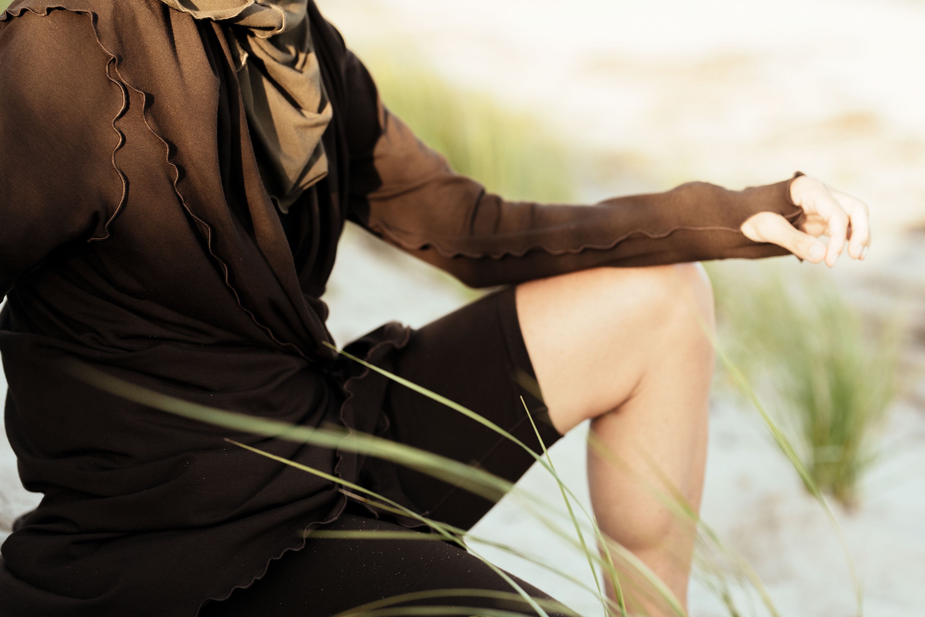 hiker convertible short in peat with peat cardi