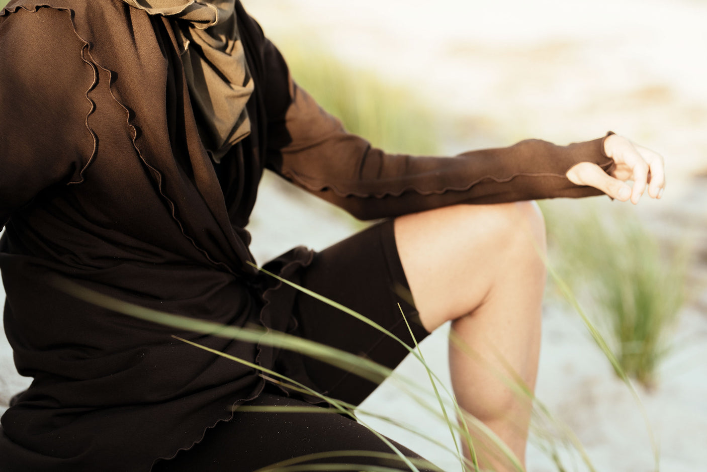 hiker convertible short in peat with peat cardi