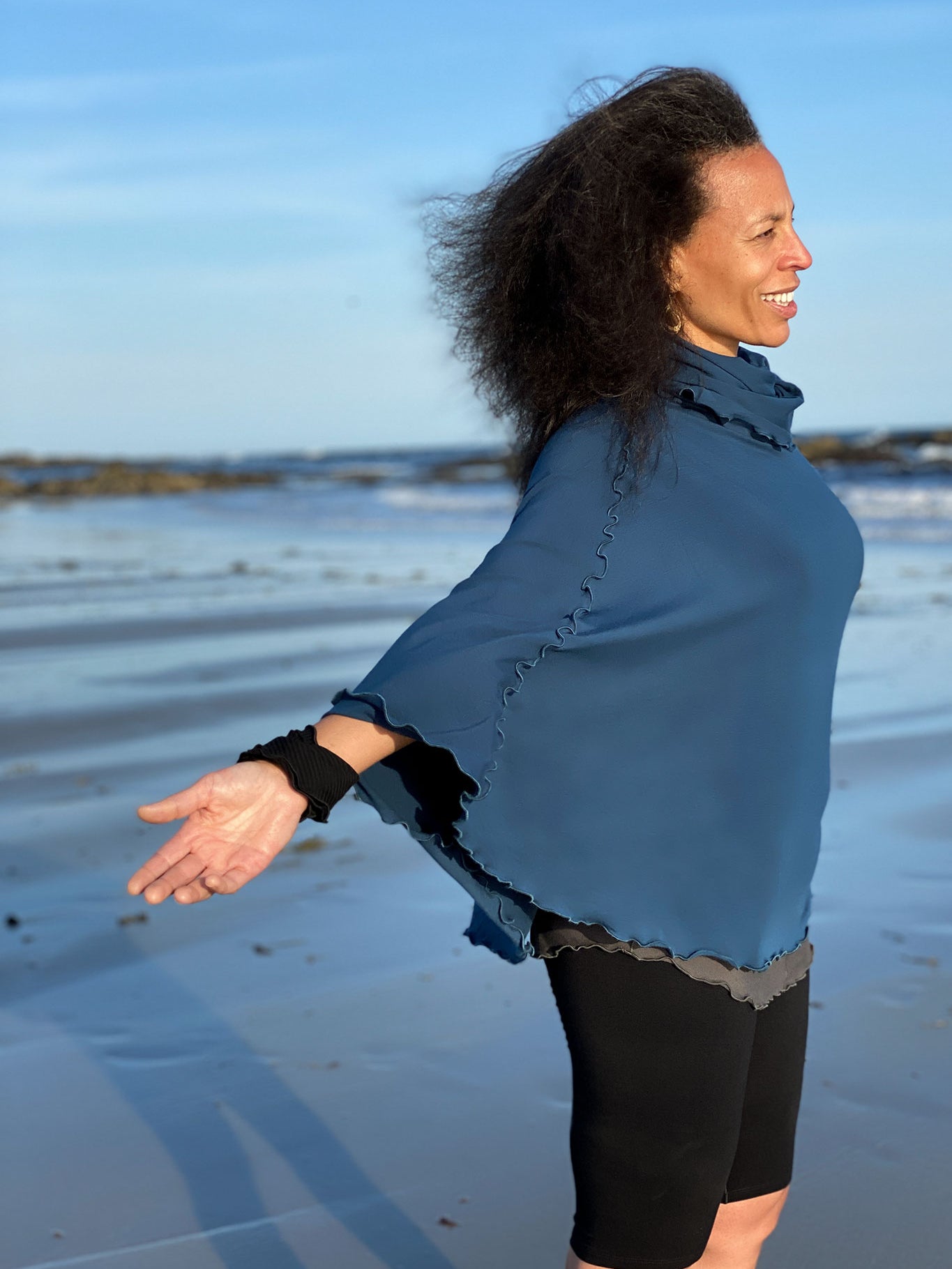 hiker convertible short in black with ocean flirt