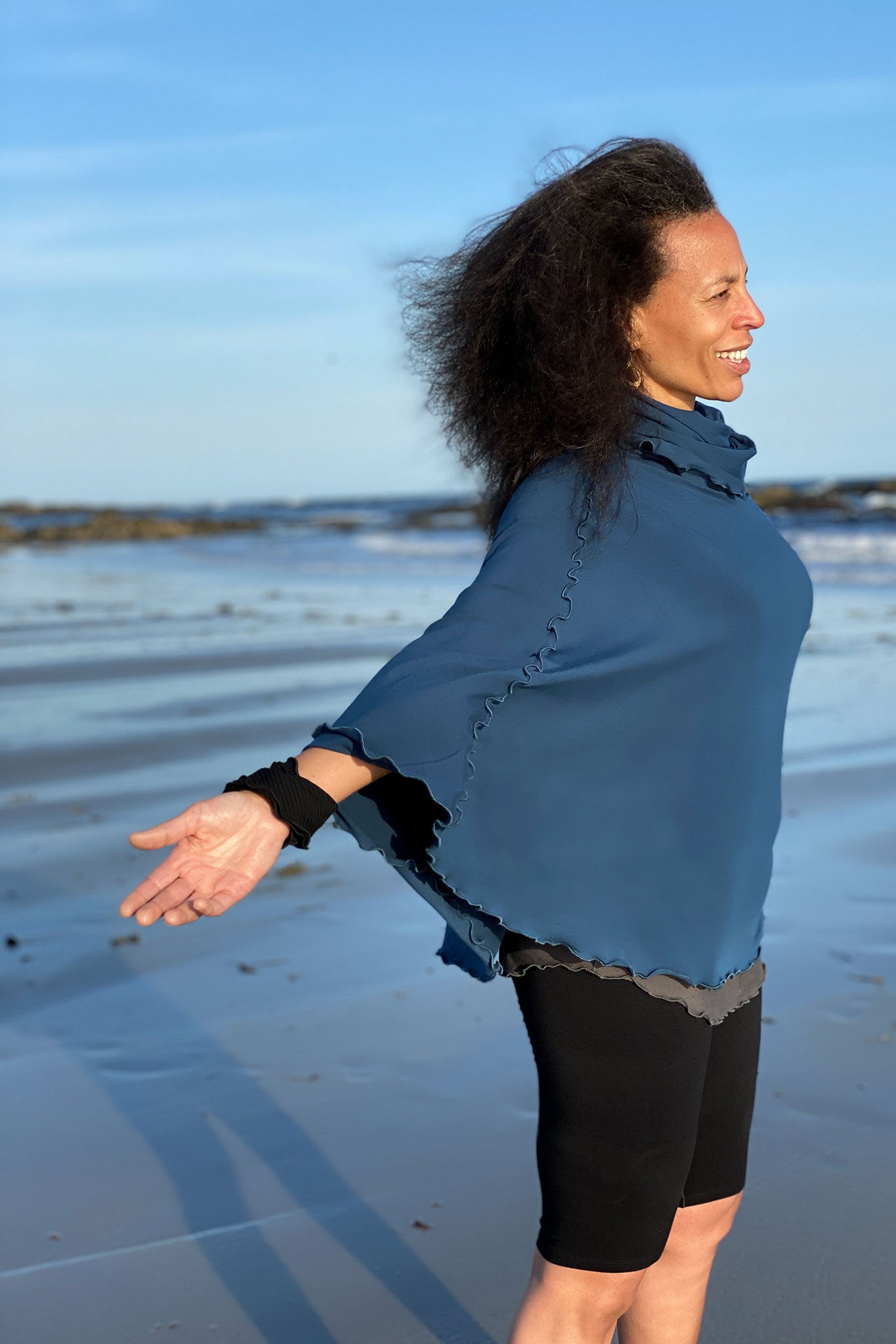 hiker convertible short in black with ocean flirt