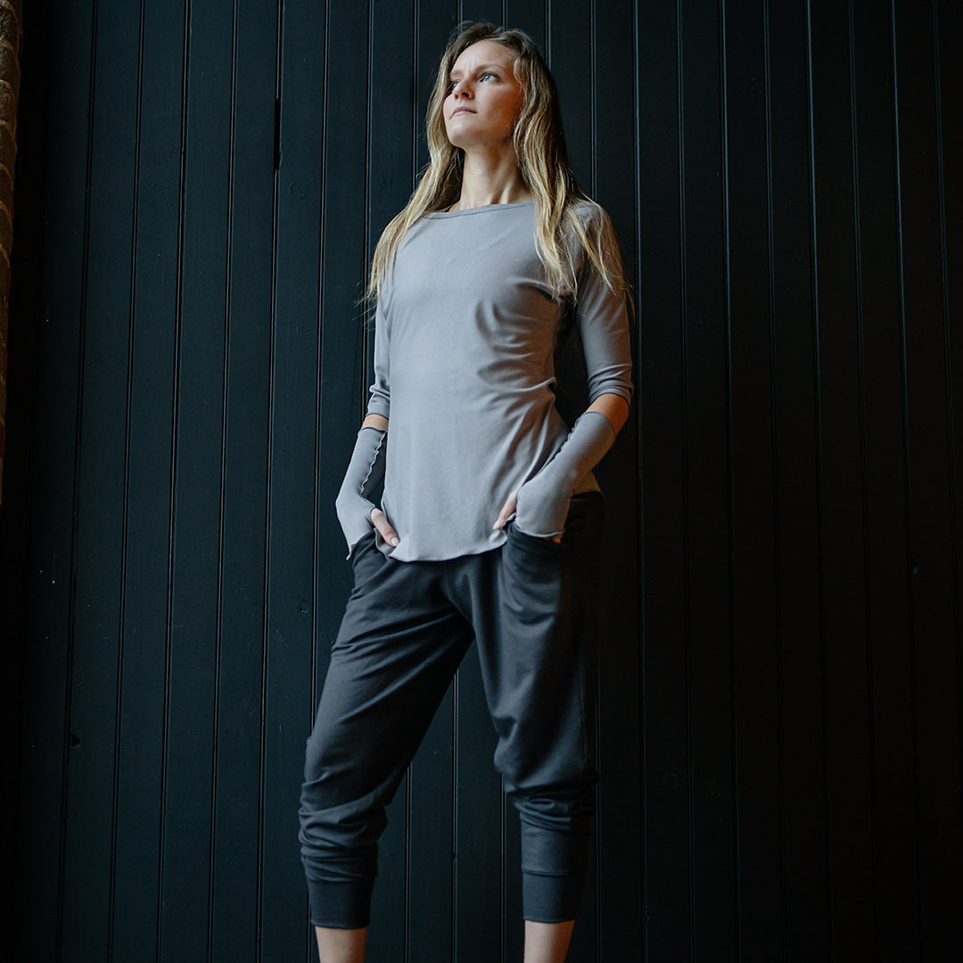 aria fingerless glove in moon with rose top in moon and carbon jogger