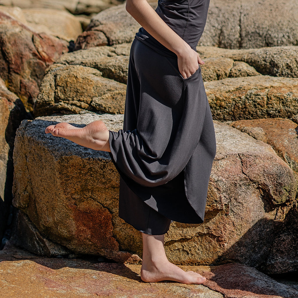 petal pant in carbon paired with carbon core tank