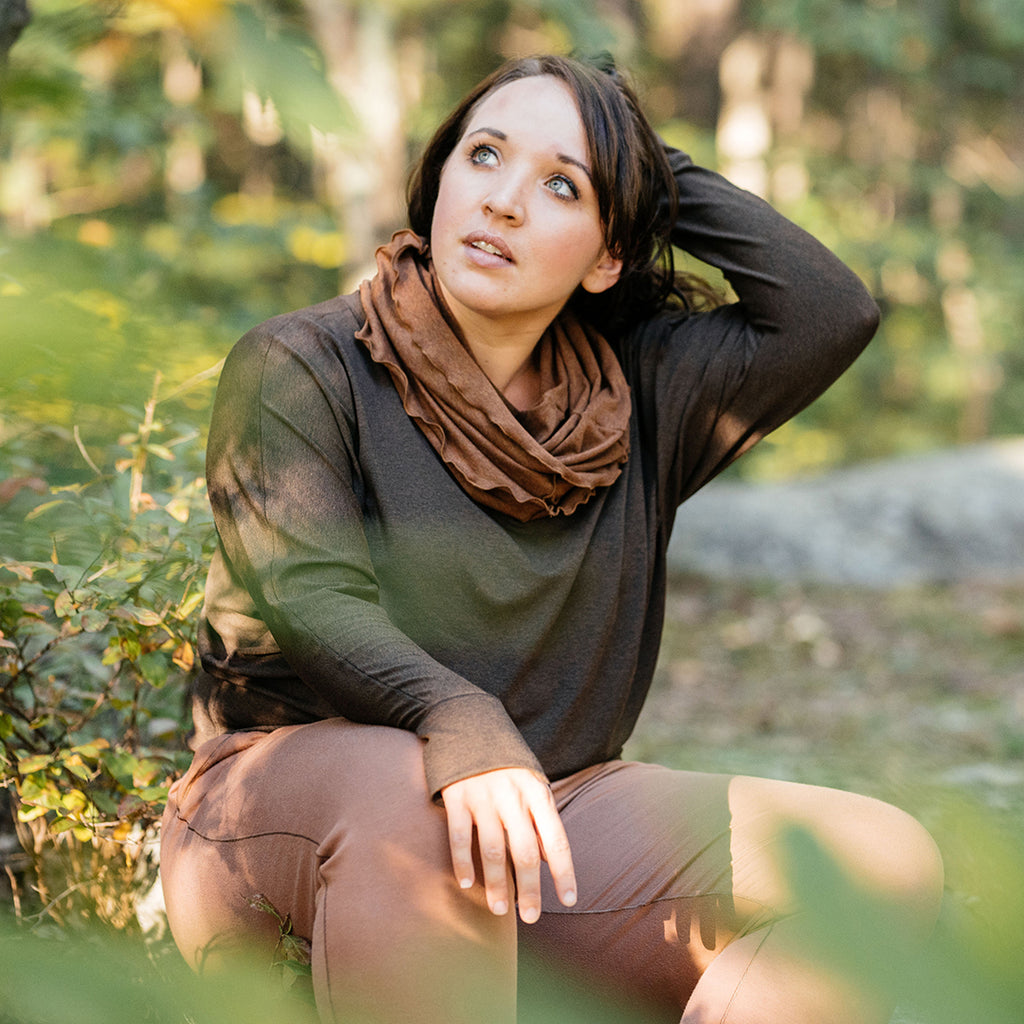 hourglass in almond around the neck with poptop in espresso and jogger in cedar