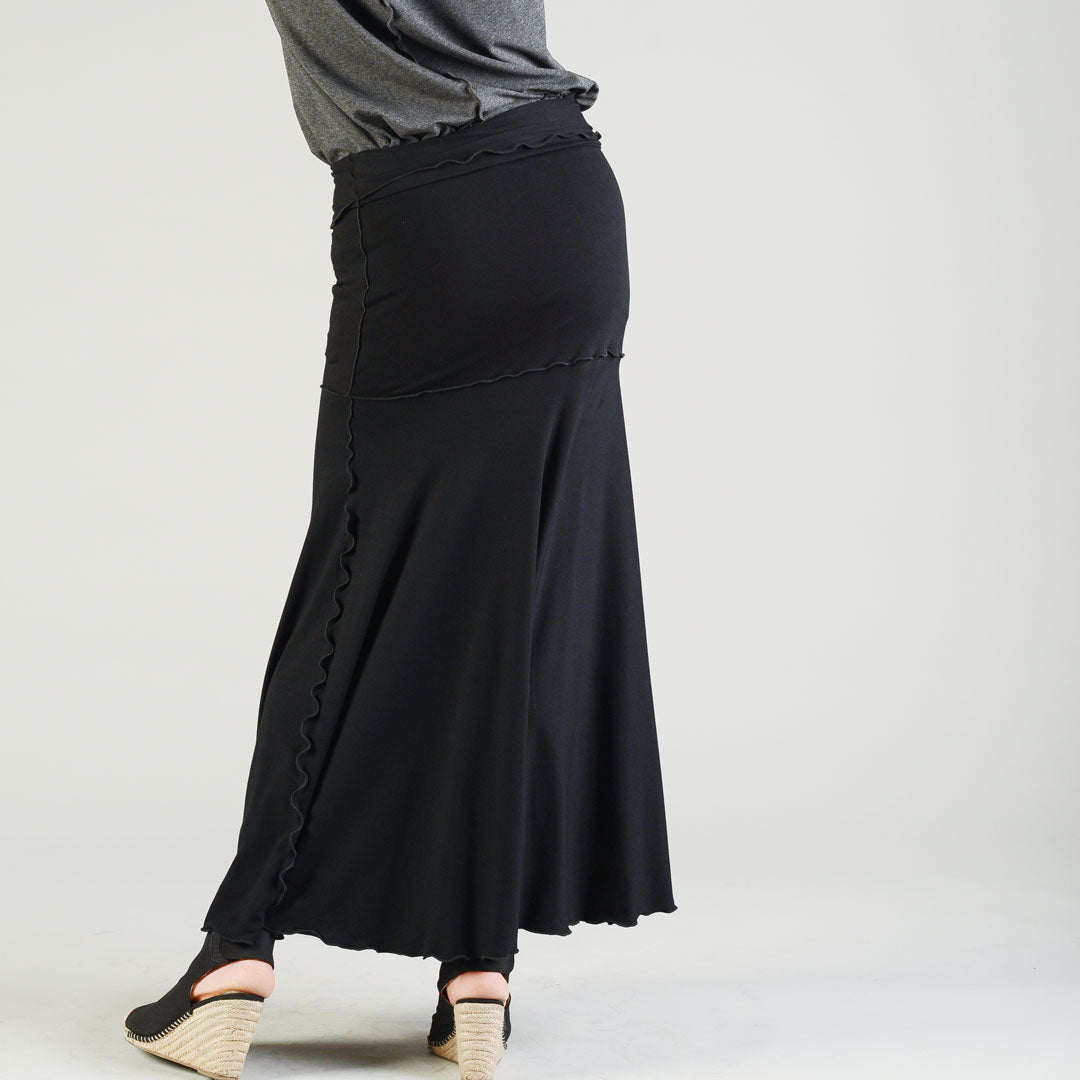 black lady flirt as a skirt