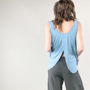 tulip tissue tank in rain