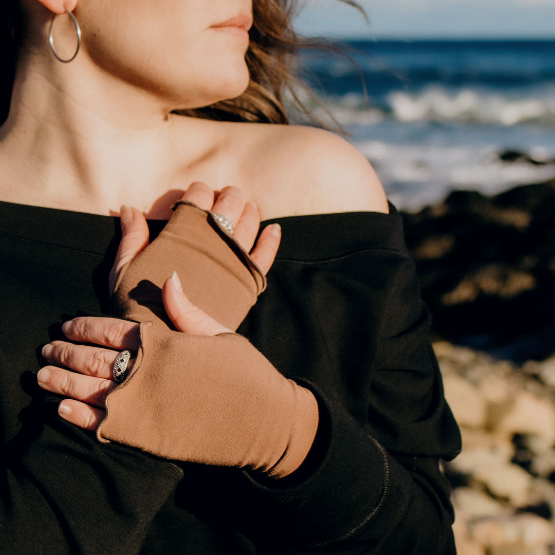 aria fingerless glove in cedar