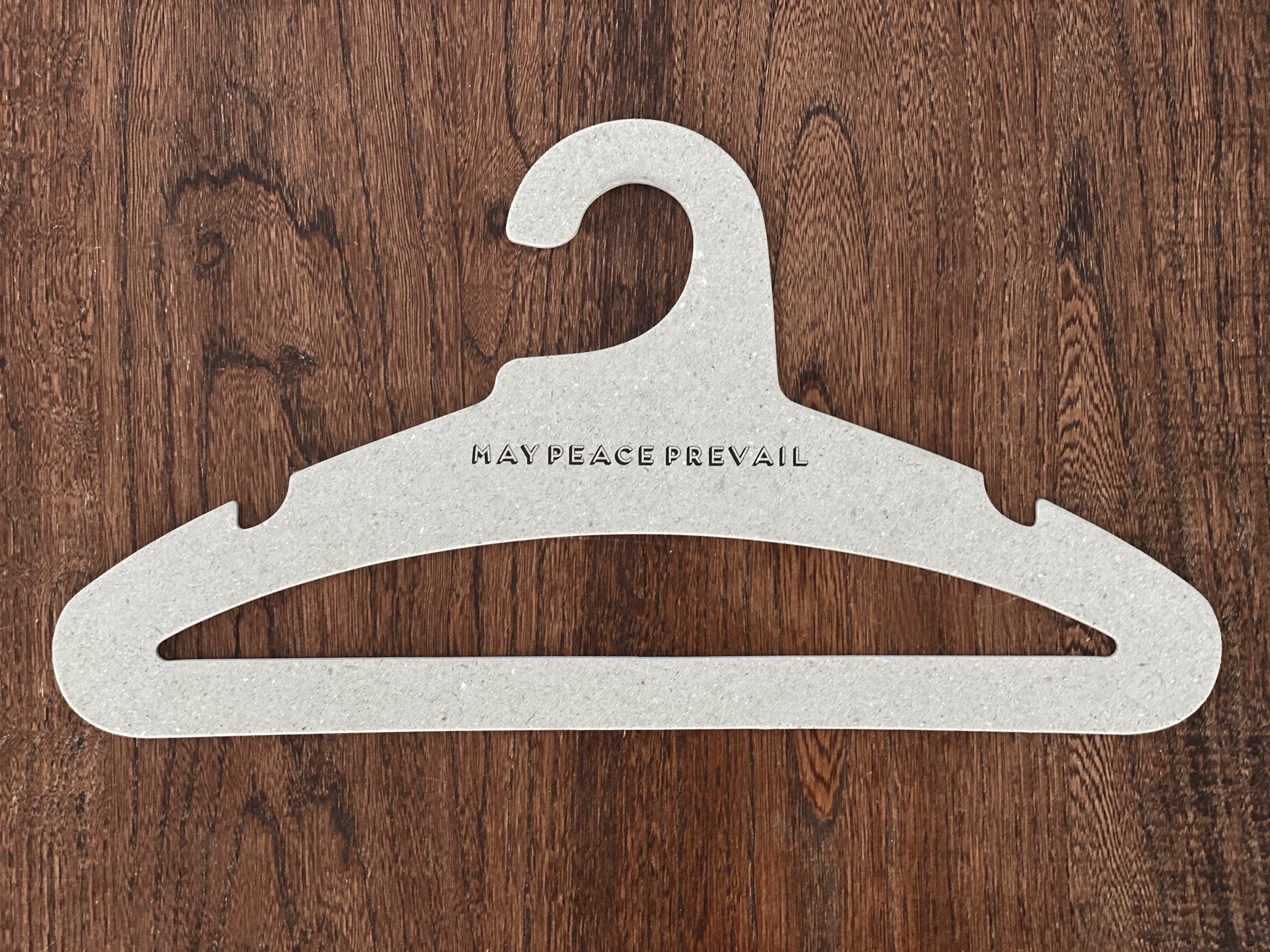 Perchas de cartón reciclado con la palabra paz