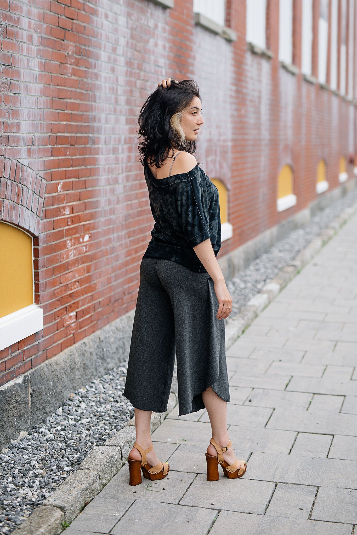 suger® petal pant in charcoal styled with crush flash