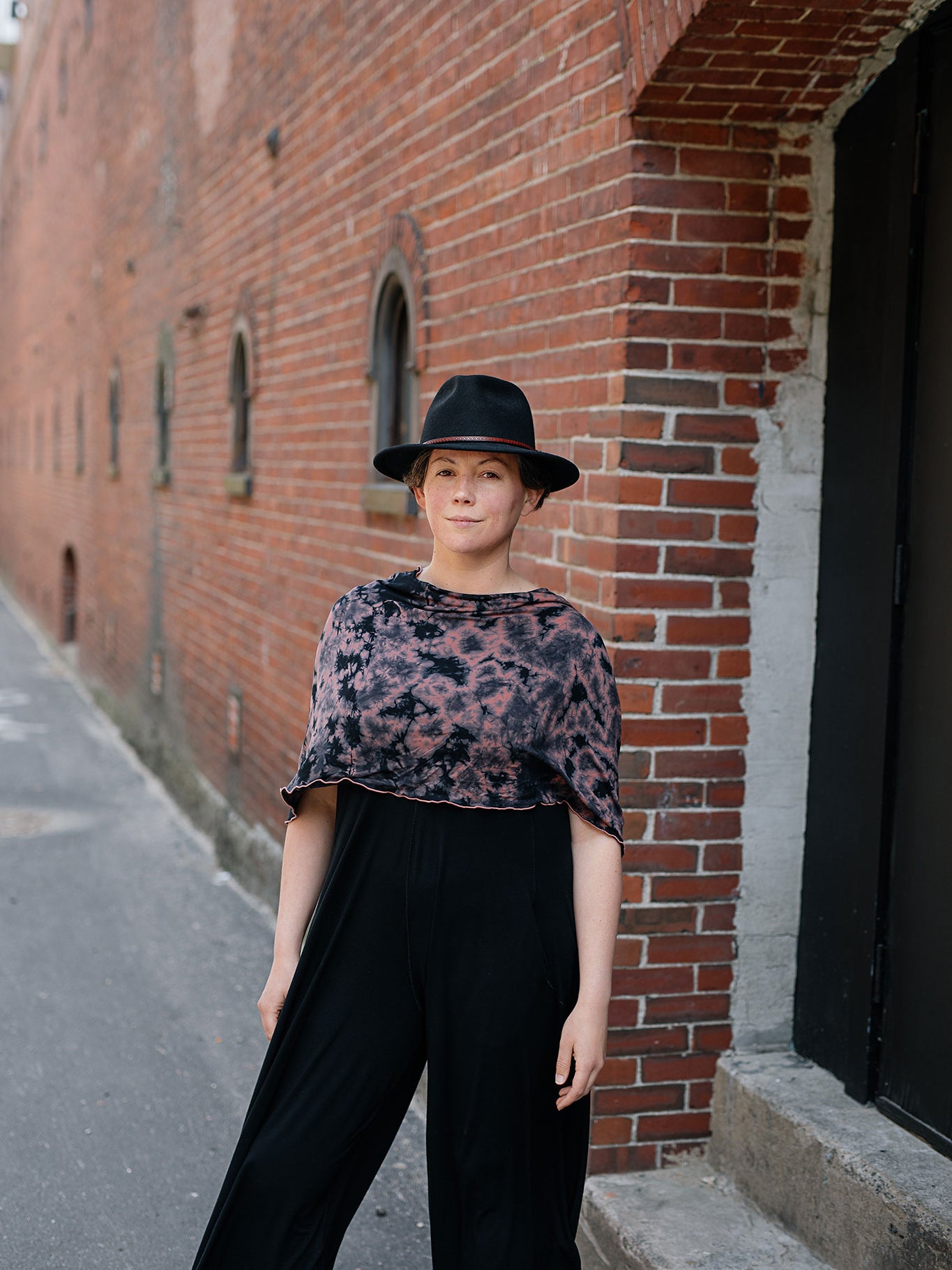 loop in reef crush styled with black farmer