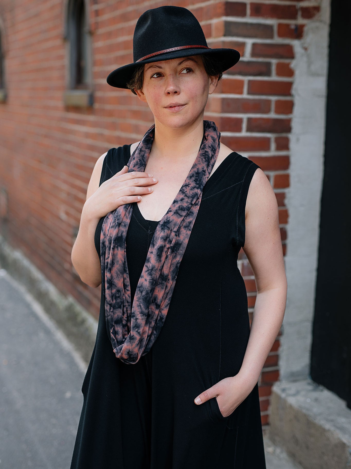 loop in reef crush worn with black farmer