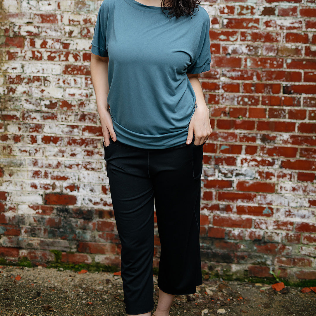 kick yoga pant in black with flash top in ocean