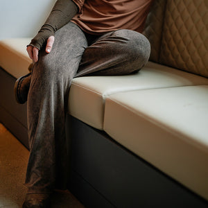 suger trouser in mineral with espresso opera sleeves